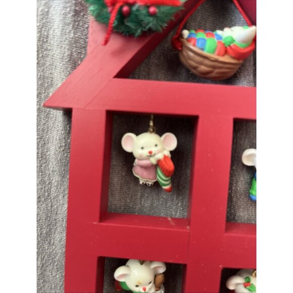 Vtg Avon A Merry Little Christmas Display Shadow Box House 5 Miniature Mice - Picture 3 of 7